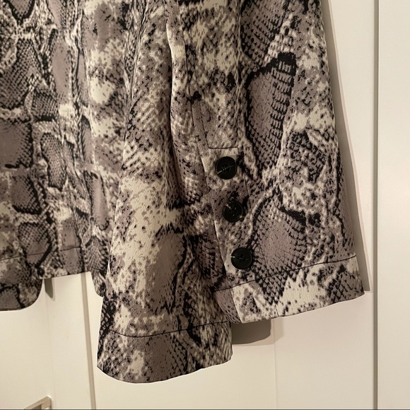 (NEW) MENDOCINO Snake print blazer. Tag on, perfect condition, size M. - Picture 2 of 6